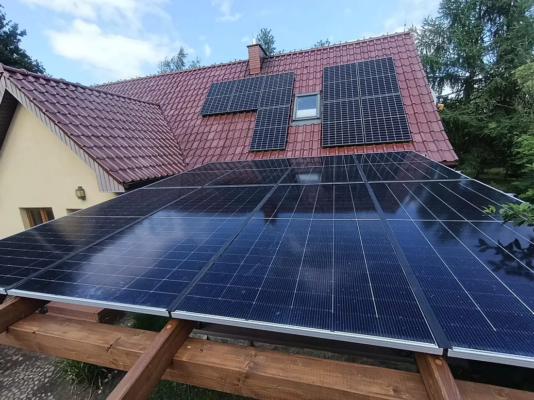 Panele fotowoltaiczne na czerwonym dachu ceramicznym wokół lukarny — realizacja Avoltaic