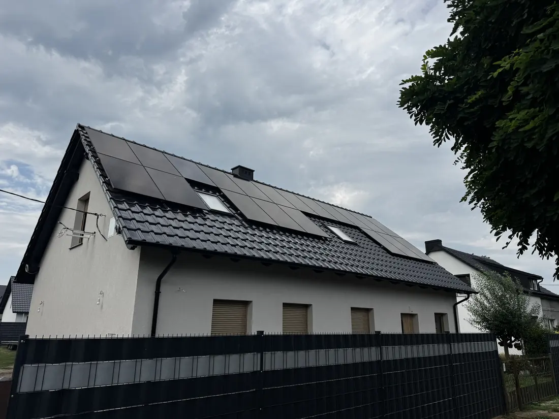 Nowoczesny dom jednorodzinny z instalacją fotowoltaiczną na dachu — realizacja Avoltaic