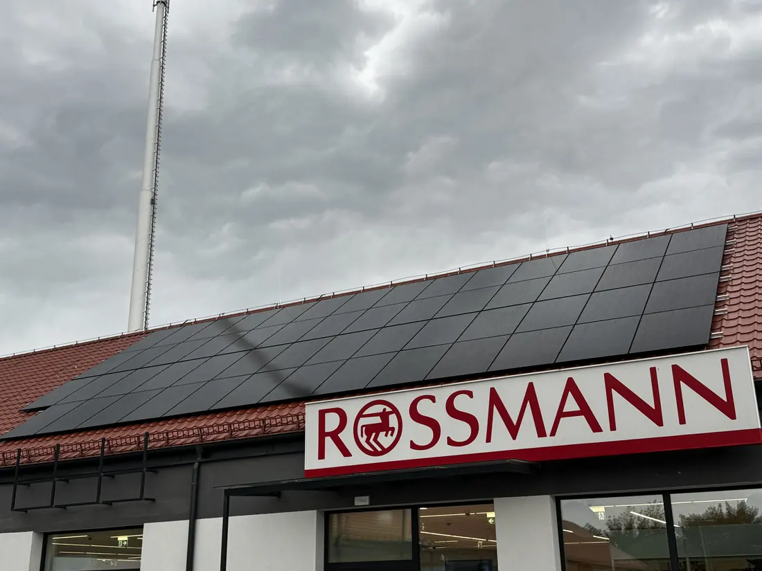 Instalacja fotowoltaiczna na dachu sklepu sieci Rossmann — realizacja Avoltaic