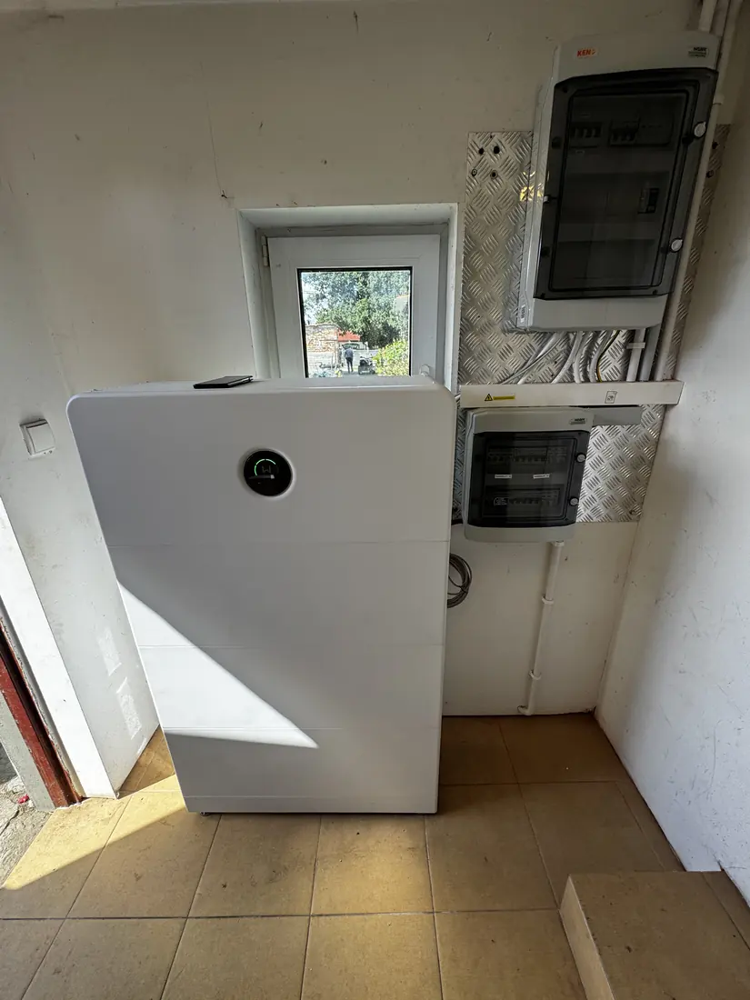 Magazyn energii i rozdzielnice zamontowane w pomieszczeniu technicznym — realizacja Avoltaic
