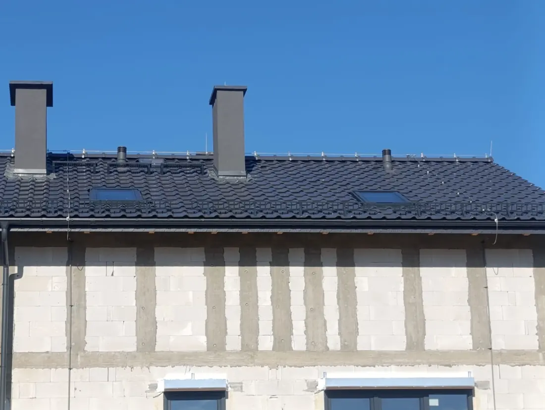 Zwód poziomy instalacji odgromowej na kalenicy dachu — realizacja Avoltaic