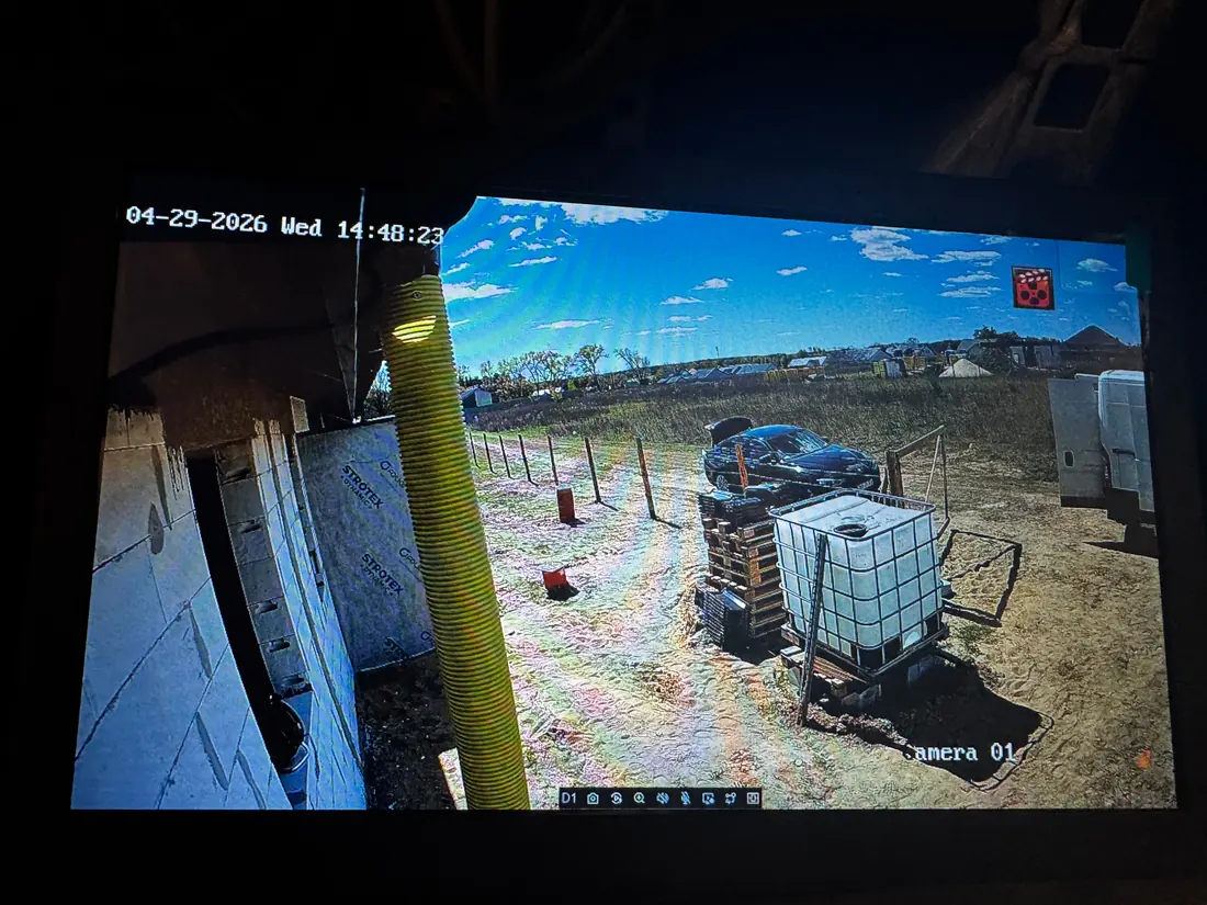 Obraz na żywo z kamery monitoringu na ekranie rejestratora — realizacja Avoltaic