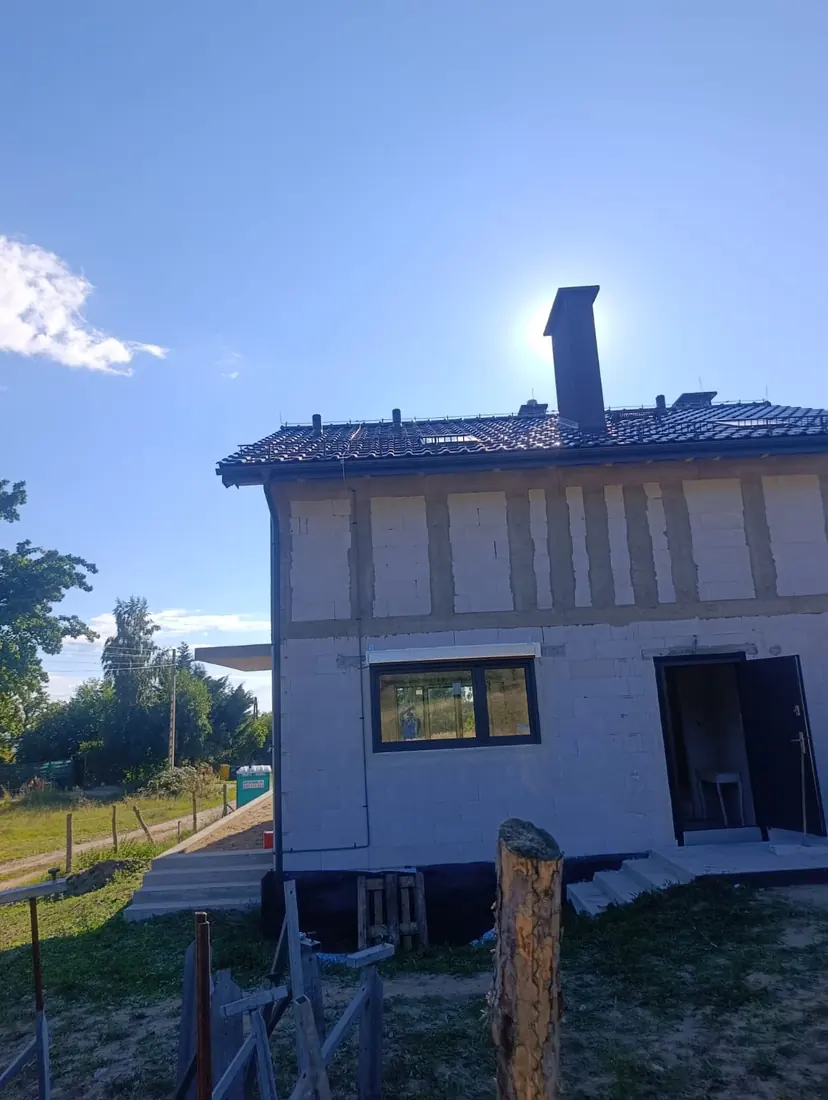 Dom w trakcie budowy przygotowywany pod instalację elektryczną — realizacja Avoltaic