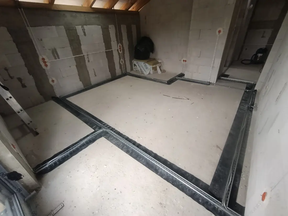 Trasy kablowe instalacji elektrycznej w korytarzu domu w stanie surowym — realizacja Avoltaic