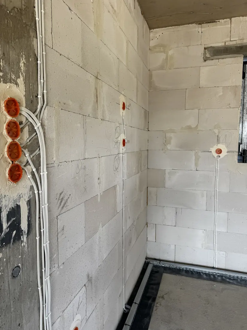 Punkty instalacyjne na suficie w stanie surowym — realizacja Avoltaic