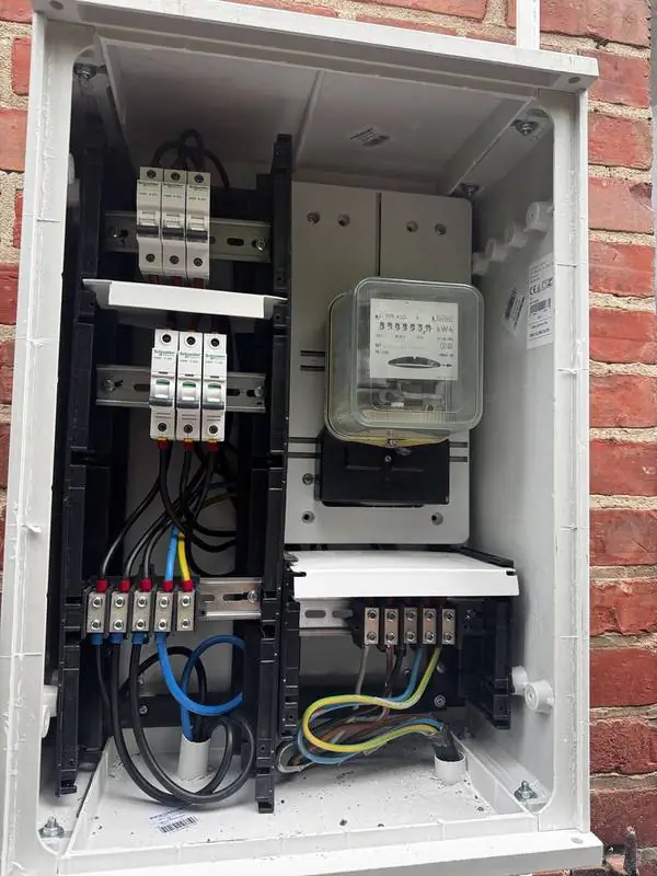 Rozdzielnica elektryczna — realizacja Avoltaic